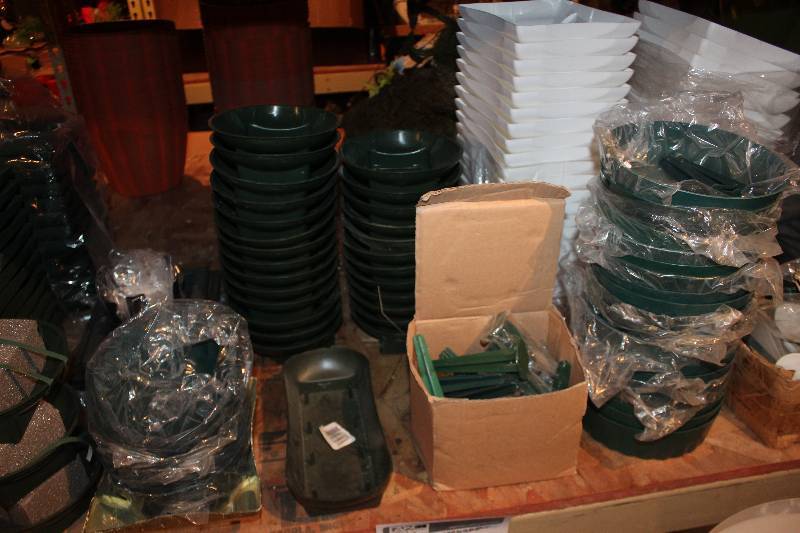 lot 896 image: Plastic centerpiece trays