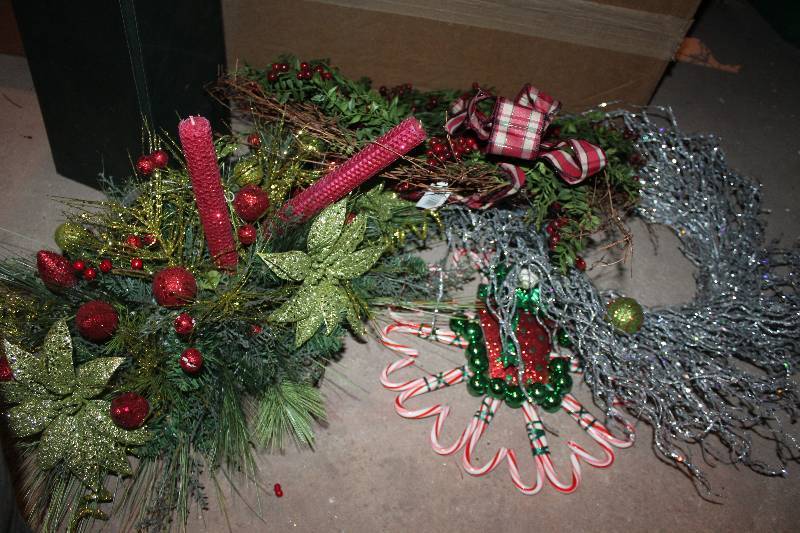 lot 918 image: Christmas centerpiece and assorted Wreaths
