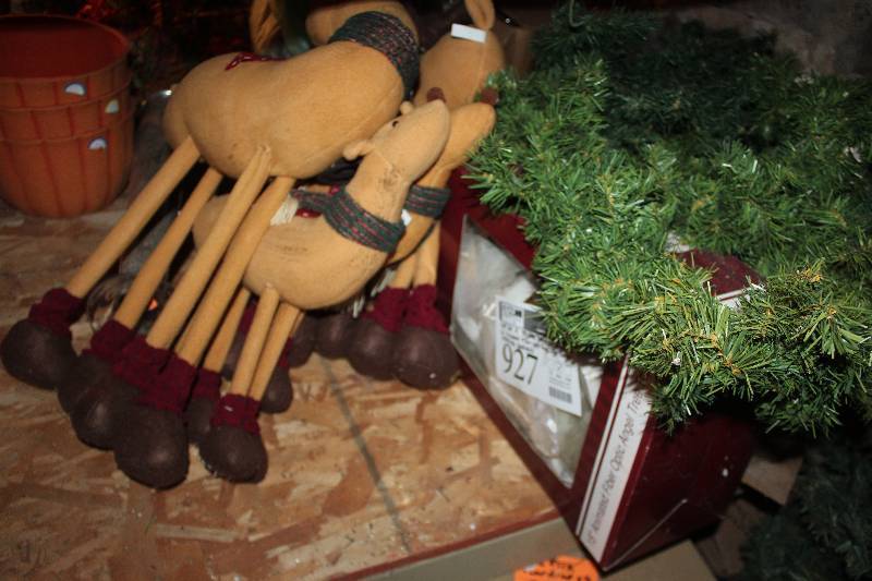 lot 927 image: Christmas Decorations