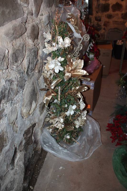 lot 923 image: 4ft. Gold Magnolia Christmas Tree w Lights
