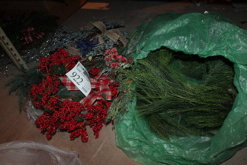 lot 922 image: Assorted Christmas Wreaths