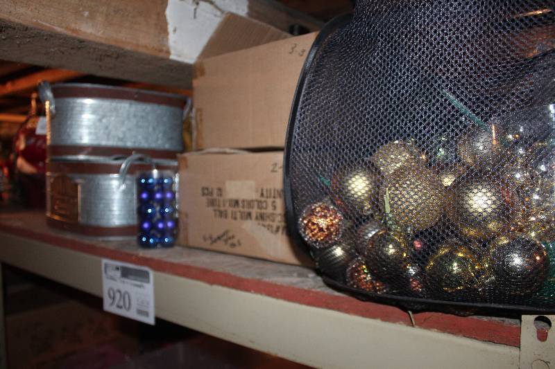 lot 920 image: Christmas Tins & Ornaments