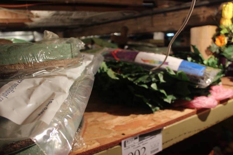 lot 902 image: Wind Sail, Grapevine Wreaths, Floral Foam