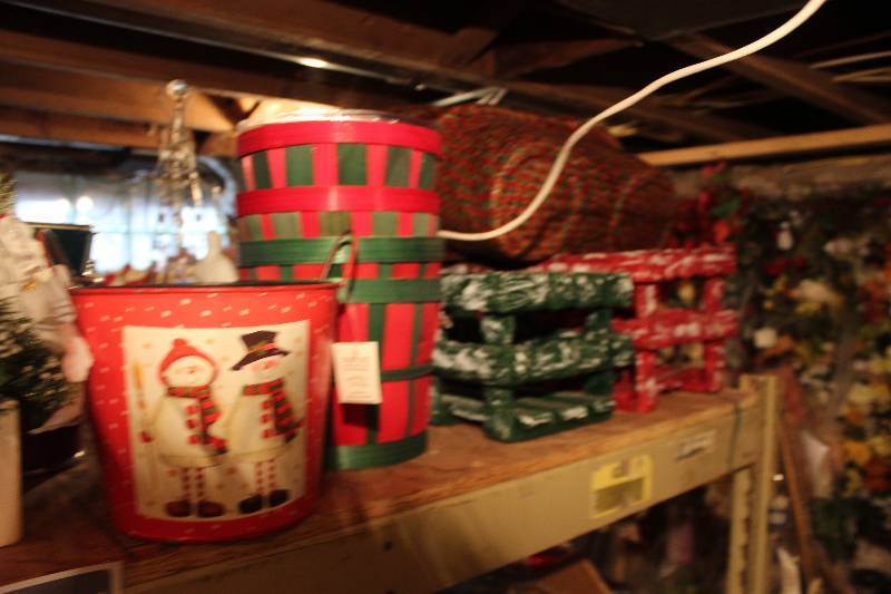 lot 913 image: Christmas Decorations, Baskets, Crates & Floral Arrangements