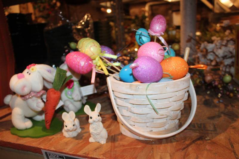 lot 905 image: Assorted Easter Decorations