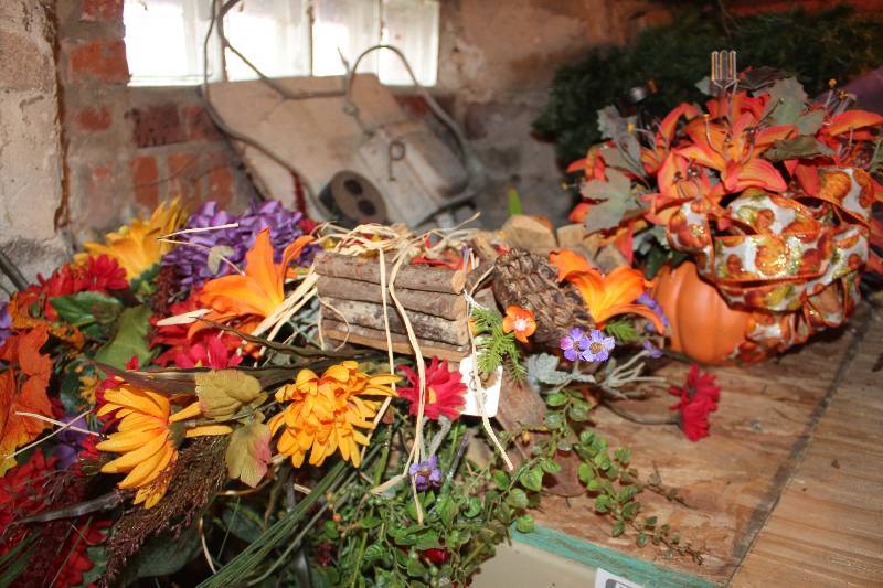 lot 941 image: Lot of (3) Fall Floral Arrangments