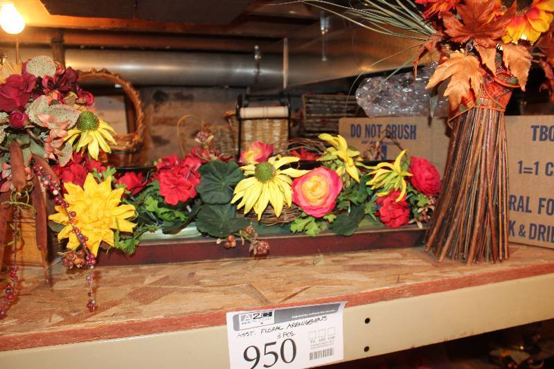 lot 950 image: Lot of (3) Floral Arrangements