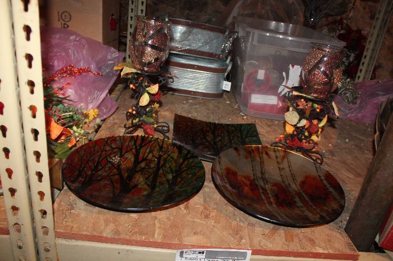lot 934 image: Lot of (5) Decorations Includes 2) Round Plates, 1) Square Plate, 2) Metal Candle Holders w Glass Shades