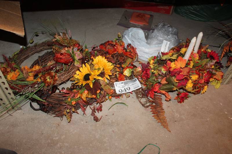 lot 949 image: Fall Decorations, Wreaths, Swag Centerpiece