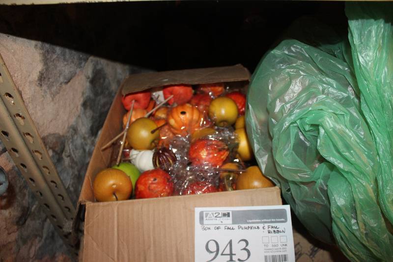 lot 943 image: Box of Fall Pumpkins, Ribbons