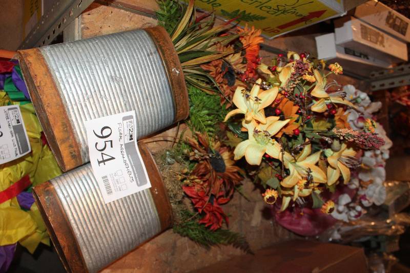 lot 954 image: Floral Arangements