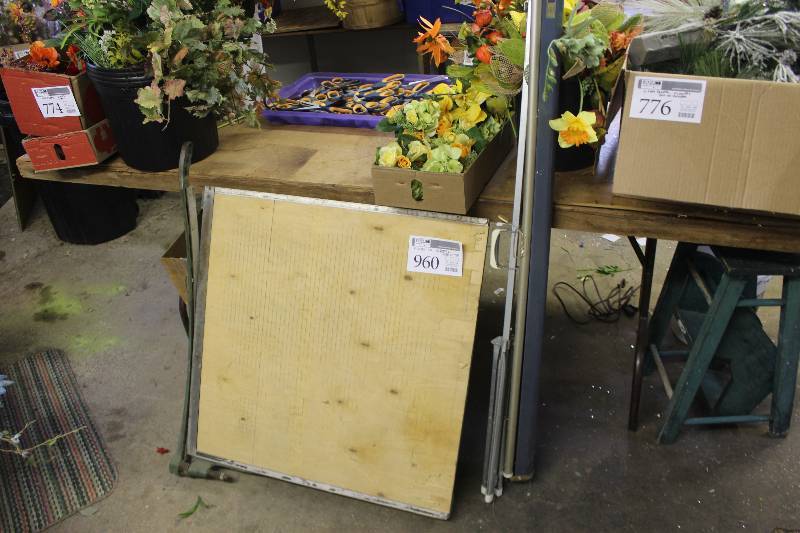 lot 960 image: Projector Screen & Paper Cutter