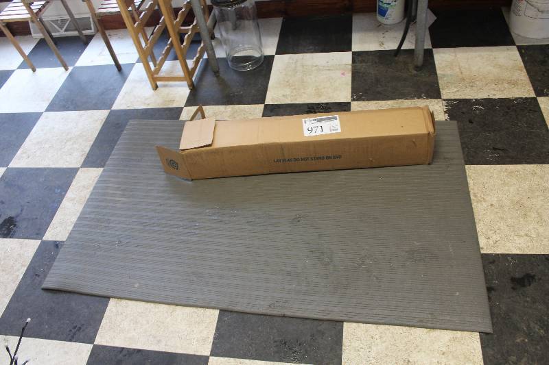 lot 971 image: Lot of (2) Anti-Fatigue Floor Mats