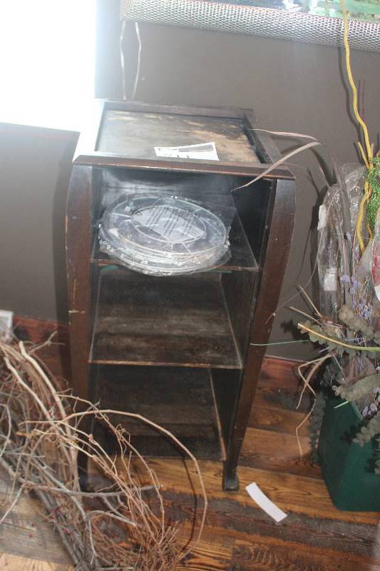 lot 711 image: End Table