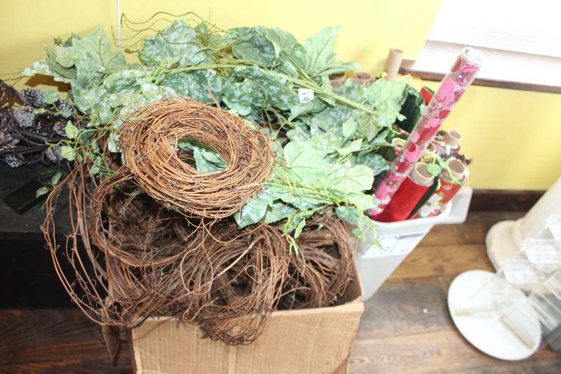 lot 721 image: Assorted Gift Wrap, Grape Vine Garland