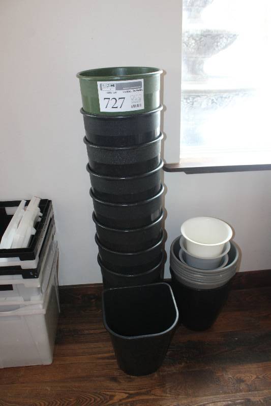 lot 727 image: Floral Containers