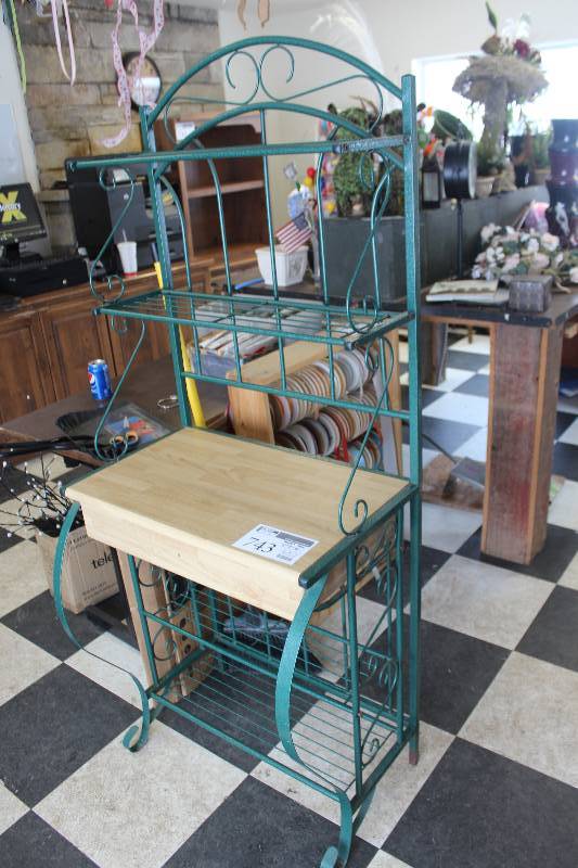 lot 743 image: Bakers Rack