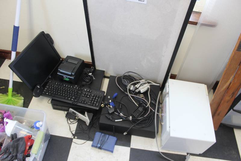 lot 740 image: Computer, Cash Register, Microwave