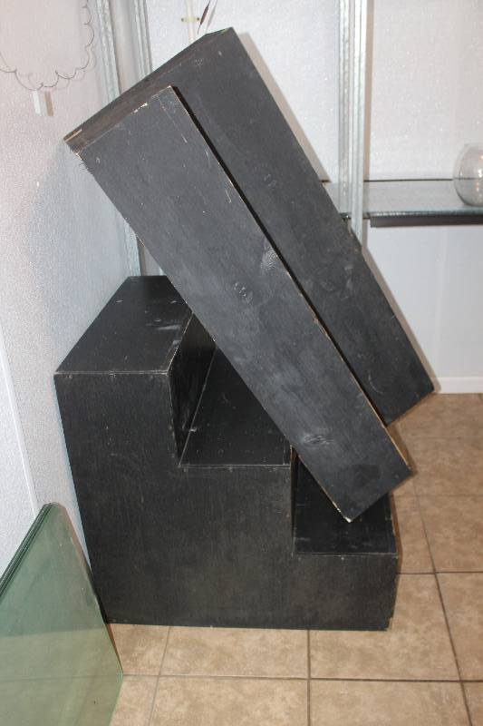 lot 755 image: Lot of (3) Plant Steps
