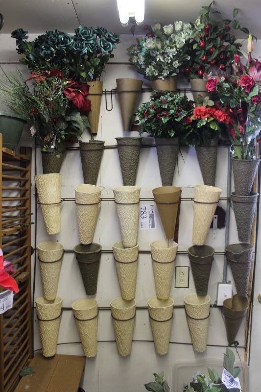 lot 783 image: Floral Holder Wire Rack w Baskets