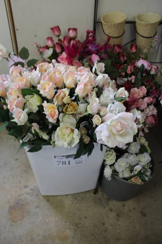 lot 781 image: Assorted Silk Flowers