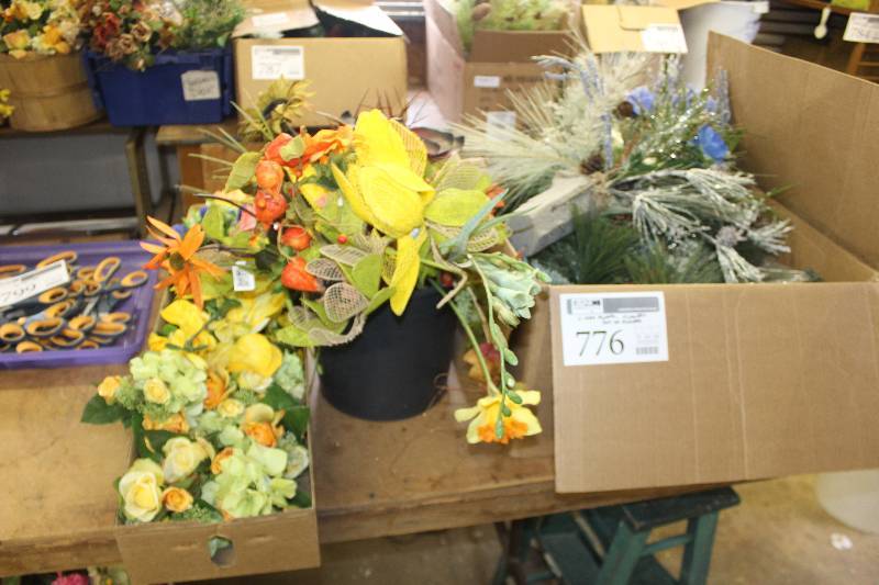 lot 776 image: Christmas Floral, Flowers, Box of Flowers