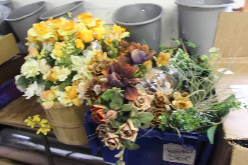 lot 787 image: Christmas Floral & Assorted Silk Flowers