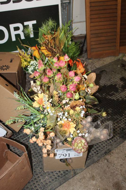 lot 791 image: Box of Floral