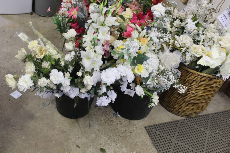 lot 777 image: Assorted Silk Flowers