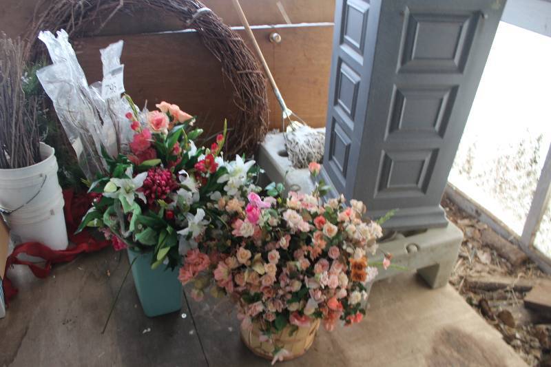 lot 795 image: Assorted Floral