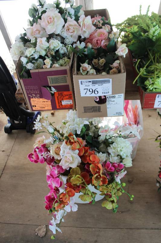 lot 796 image: Assorted Silk Flowers