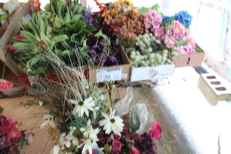 lot 798 image: Assorted Floral