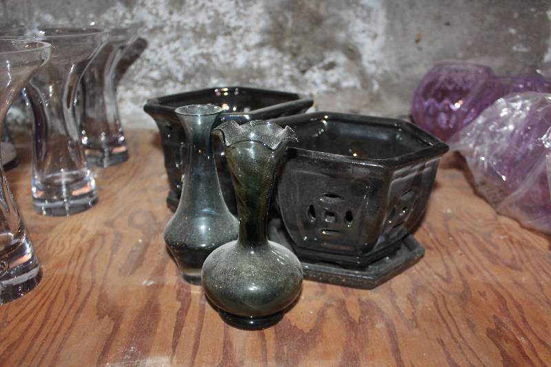 lot 825 image: Lot of (4) Assorted Vases
