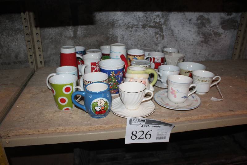lot 826 image: Lot of (15) Assorted Vases
