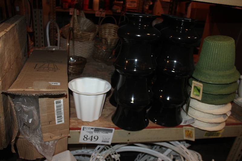 lot 849 image: Assorted Plastic Flower Pots
