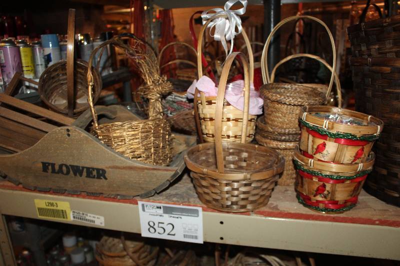 lot 852 image: Assorted Wicker Baskets
