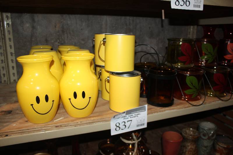 lot 837 image: Lot of (20) Smiley Vases, Glass Floral Buckets