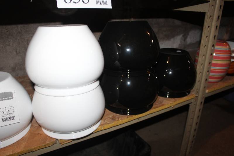 lot 839 image: Lot of (12) Assorted Plastic Pots