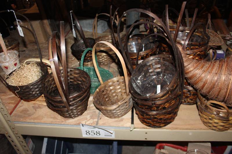lot 858 image: Assorted Wicker Baskets