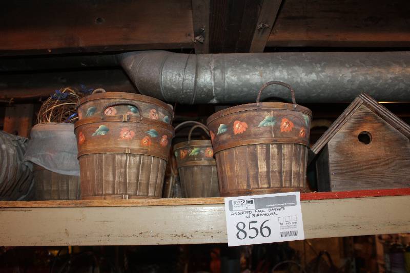 lot 856 image: Assorted Fall Baskets w Birdhouse
