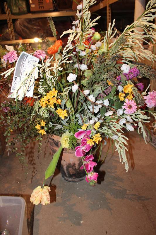 lot 885 image: Large Clay Urn w Lighted Flowers