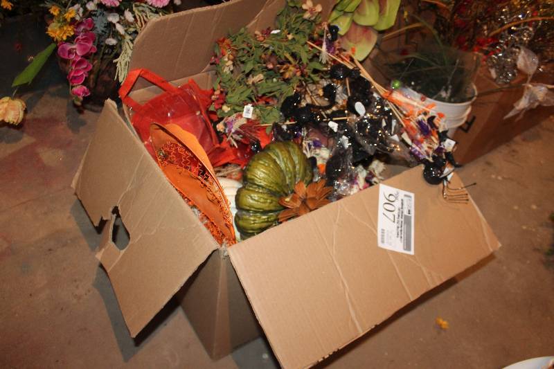 lot 907 image: Assorted Fall Decorations