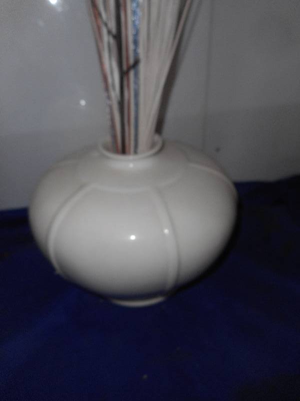 WHITE DECRATIVE VASE