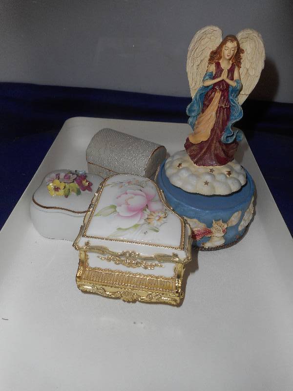 MUSIC AND TRINKET BOXES