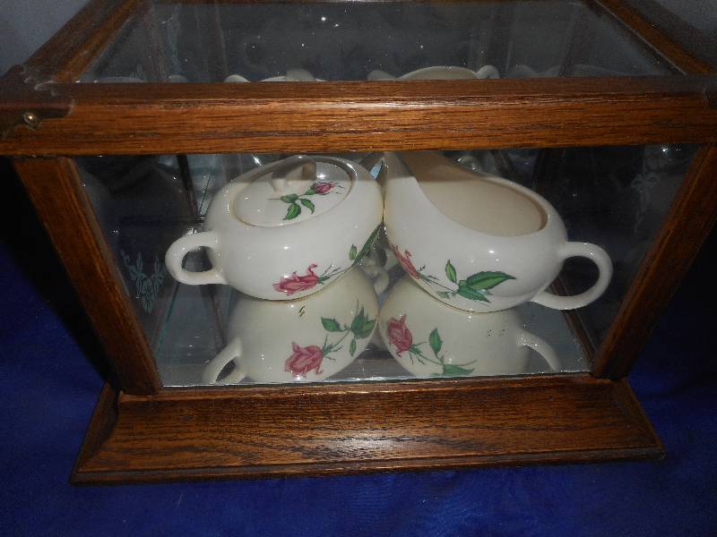 DISPLAY BOX WITH SUGER AND CREAMERS