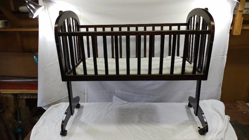 lot 50 image: Baby Bassinet