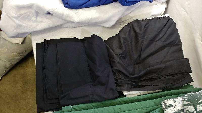 lot 74 image: Bedding