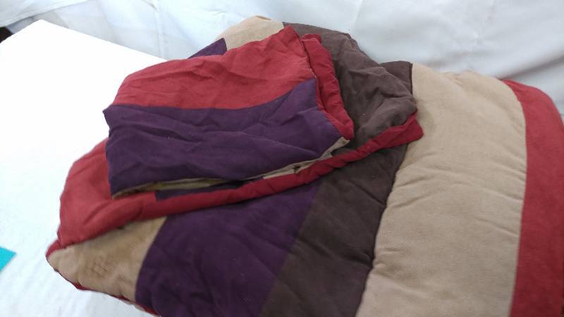 lot 76 image: Bedding