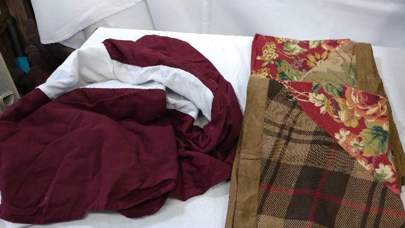 lot 77 image: Bedding