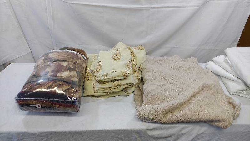 lot 78 image: Bedding